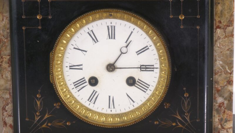 Antieke Franse Pendule Klok in Zwart Marmer met Gouden Details - Afbeelding 3