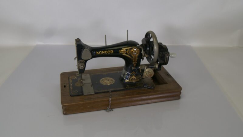 Kondor / Singer Vintage Handnaaimachine – op Houten Bodemplaat - Afbeelding 4