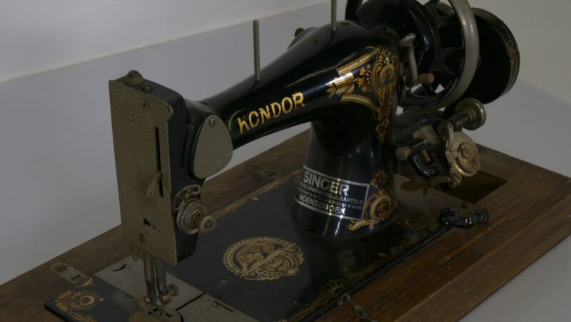 Kondor / Singer Vintage Handnaaimachine – op Houten Bodemplaat - Afbeelding 5