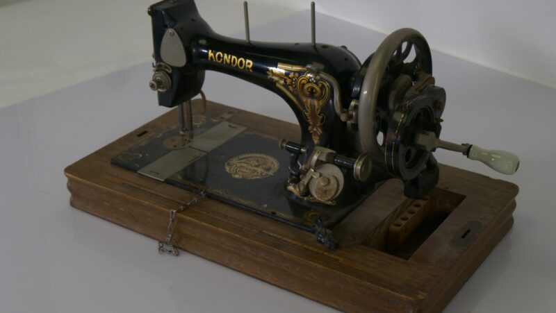Kondor / Singer Vintage Handnaaimachine – op Houten Bodemplaat