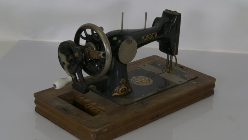 Kondor / Singer Vintage Handnaaimachine – op Houten Bodemplaat - Afbeelding 3