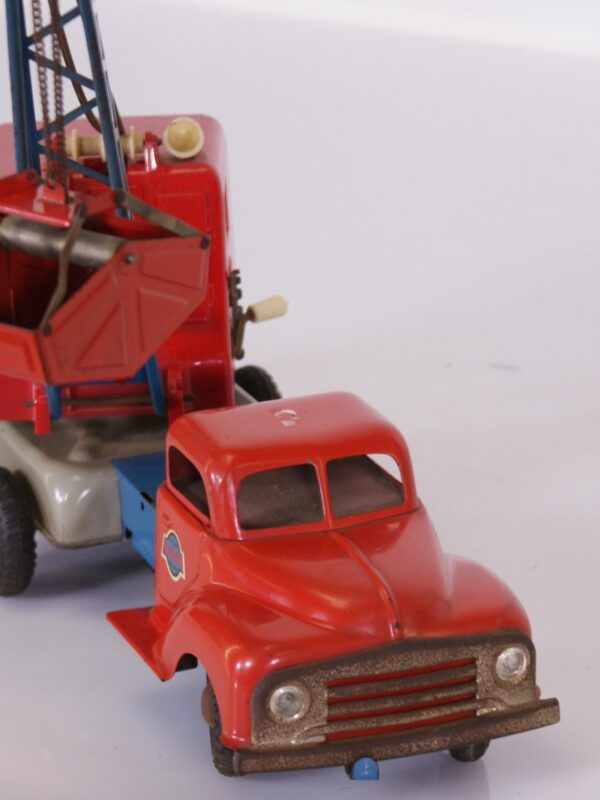 GAMA kraanwagen – blikken speelgoed hijskraan met grijper (Duitsland, jaren ’50/’60)