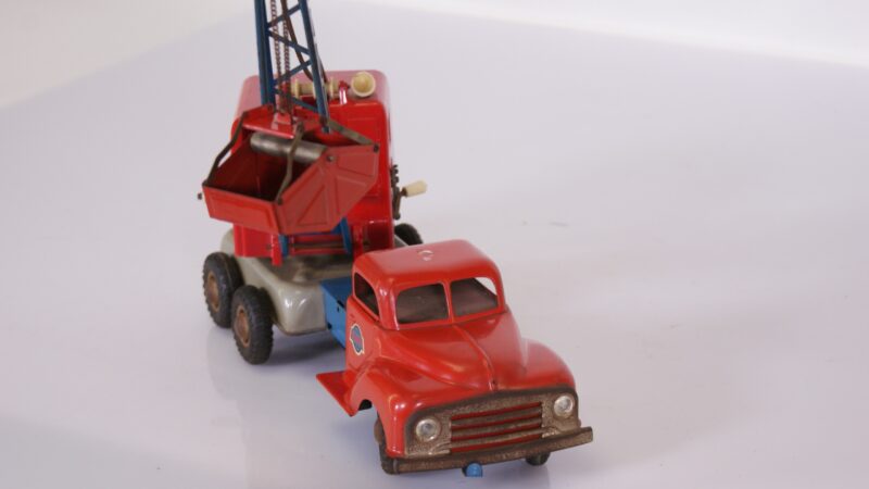 GAMA kraanwagen – blikken speelgoed hijskraan met grijper (Duitsland, jaren ’50/’60)