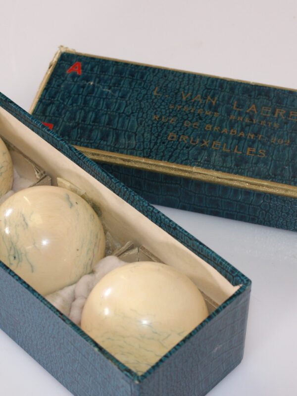 Vintage biljartballen set L. Van Laere Bruxelles – in originele luxe doos (ca. midden 20e eeuw)