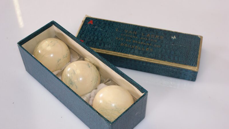 Vintage biljartballen set L. Van Laere Bruxelles – in originele luxe doos (ca. midden 20e eeuw)
