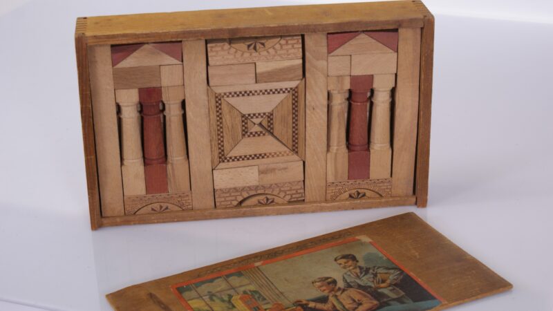 Vintage houten bouwstenen in schuifdoos – architectuur speelset (ca. jaren 40/50)