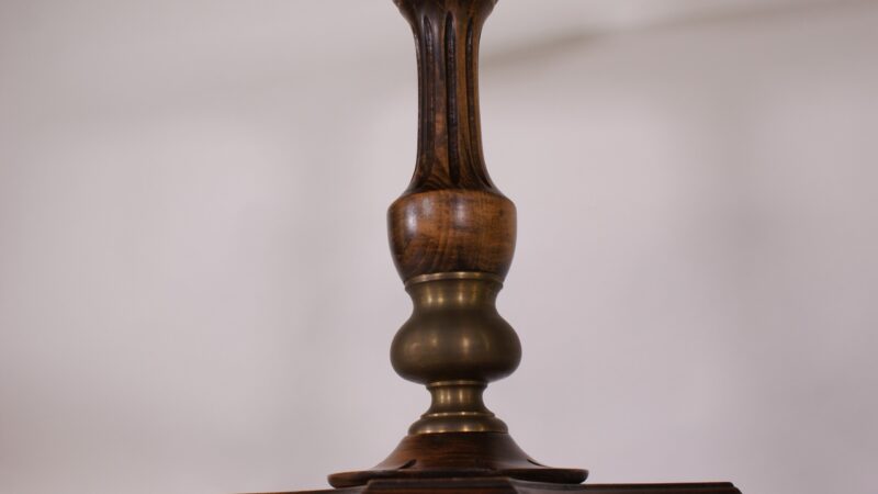 Antieke Bijzettafel met Messing Bladinleg – Hout Gedraaid Onderstel - Afbeelding 6
