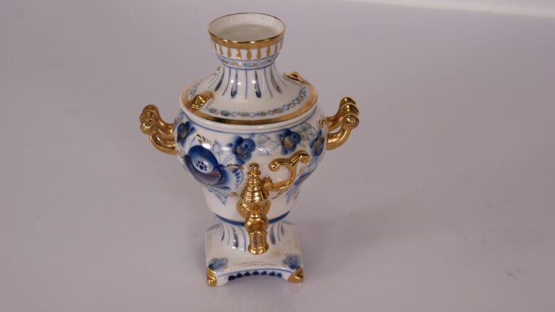 Russisch Gzhel Porselein Miniatuur Samovar – Handbeschilderd met Goudaccenten - Afbeelding 5