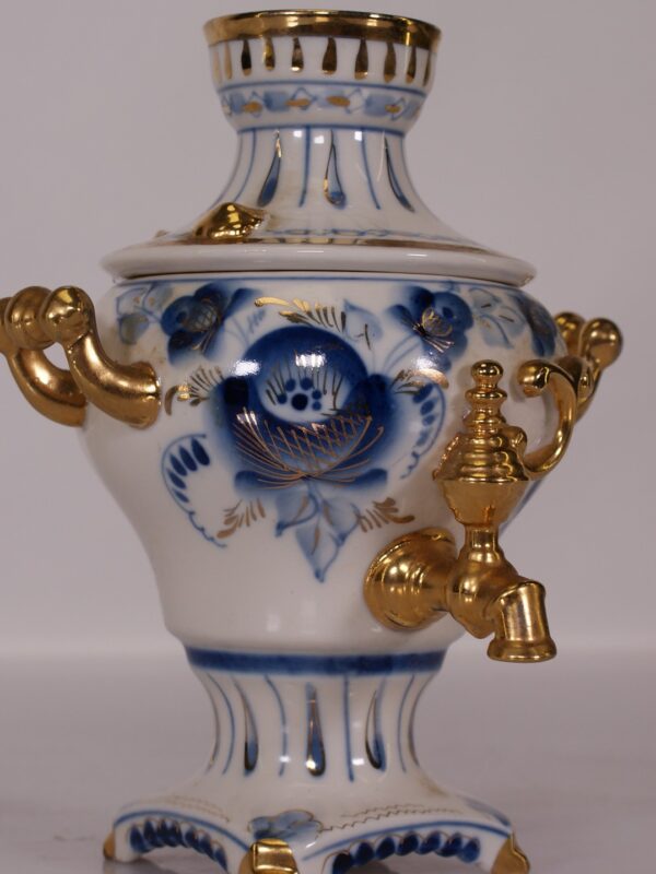 Russisch Gzhel Porselein Miniatuur Samovar – Handbeschilderd met Goudaccenten