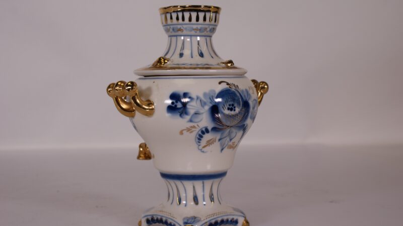 Russisch Gzhel Porselein Miniatuur Samovar – Handbeschilderd met Goudaccenten - Afbeelding 4