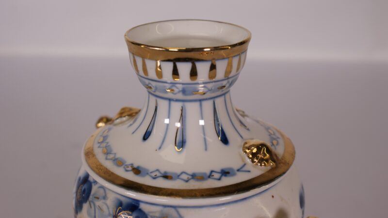 Russisch Gzhel Porselein Miniatuur Samovar – Handbeschilderd met Goudaccenten - Afbeelding 3