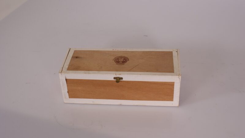 Partij vintage postzegels in houten kist – honderden stuks, diverse landen & thema’s - Afbeelding 2