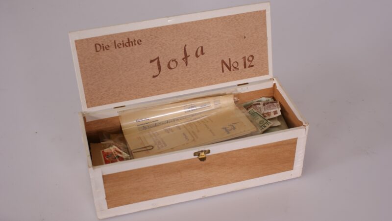 Partij vintage postzegels in houten kist – honderden stuks, diverse landen & thema’s - Afbeelding 3