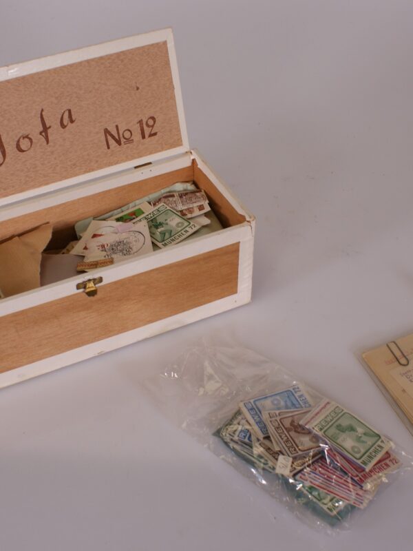 Partij vintage postzegels in houten kist – honderden stuks, diverse landen & thema’s