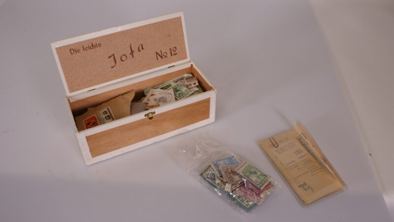 Partij vintage postzegels in houten kist – honderden stuks, diverse landen & thema’s