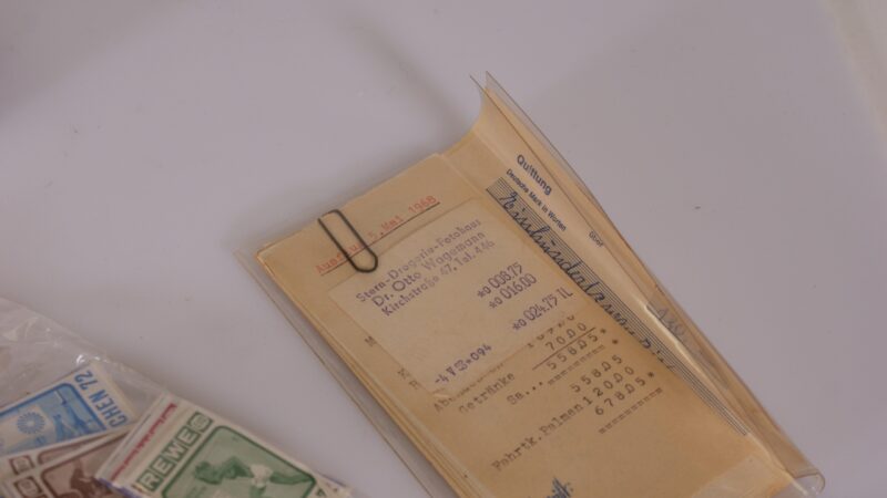 Partij vintage postzegels in houten kist – honderden stuks, diverse landen & thema’s - Afbeelding 4