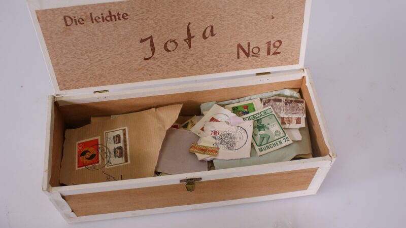 Partij vintage postzegels in houten kist – honderden stuks, diverse landen & thema’s - Afbeelding 5
