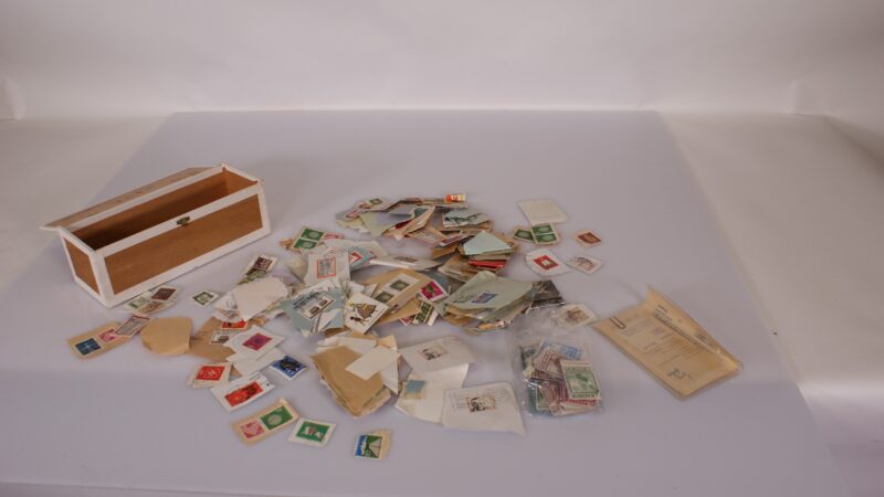 Partij vintage postzegels in houten kist – honderden stuks, diverse landen & thema’s - Afbeelding 6
