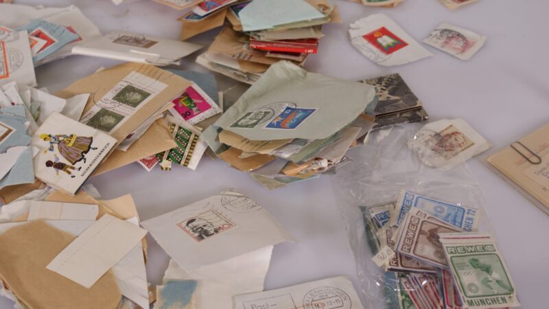 Partij vintage postzegels in houten kist – honderden stuks, diverse landen & thema’s - Afbeelding 7