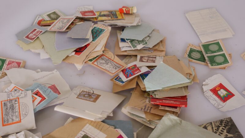 Partij vintage postzegels in houten kist – honderden stuks, diverse landen & thema’s - Afbeelding 8