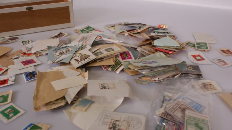 Partij vintage postzegels in houten kist – honderden stuks, diverse landen & thema’s - Afbeelding 10