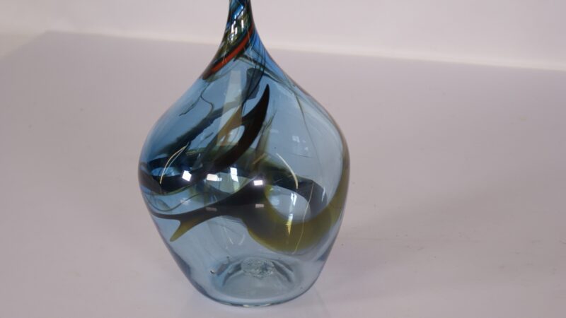 Vintage Murano Stijl Handgeblazen Kunstglas Vaasje – Blauw met Gekleurde Swirls - Afbeelding 3