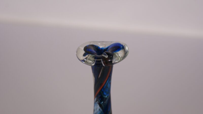 Vintage Murano Stijl Handgeblazen Kunstglas Vaasje – Blauw met Gekleurde Swirls - Afbeelding 4