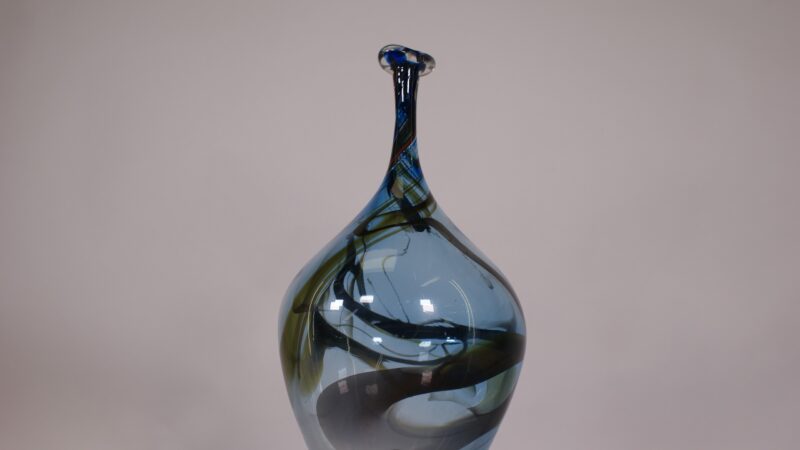 Vintage Murano Stijl Handgeblazen Kunstglas Vaasje – Blauw met Gekleurde Swirls - Afbeelding 2