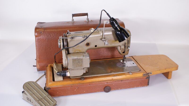 Vintage Pfaff 230 Naaimachine met Motor, Voetpedaal en Koffer (Made in Germany) - Afbeelding 2