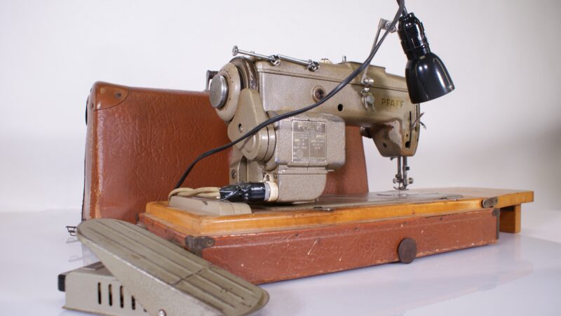 Vintage Pfaff 230 Naaimachine met Motor, Voetpedaal en Koffer (Made in Germany) - Afbeelding 7