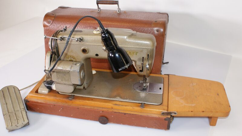 Vintage Pfaff 230 Naaimachine met Motor, Voetpedaal en Koffer (Made in Germany) - Afbeelding 6