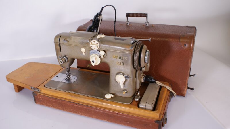 Vintage Pfaff 230 Naaimachine met Motor, Voetpedaal en Koffer (Made in Germany)