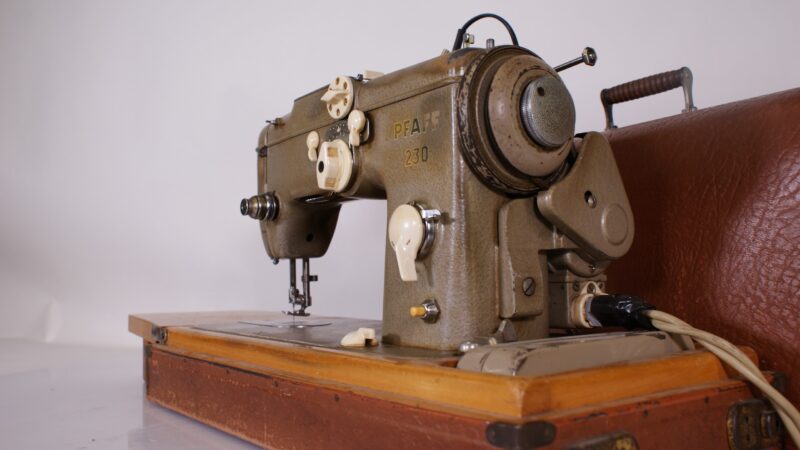 Vintage Pfaff 230 Naaimachine met Motor, Voetpedaal en Koffer (Made in Germany) - Afbeelding 5