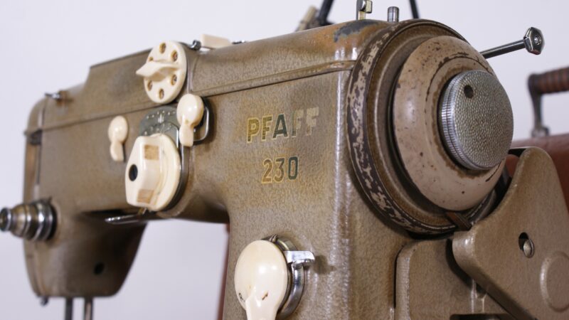 Vintage Pfaff 230 Naaimachine met Motor, Voetpedaal en Koffer (Made in Germany) - Afbeelding 4