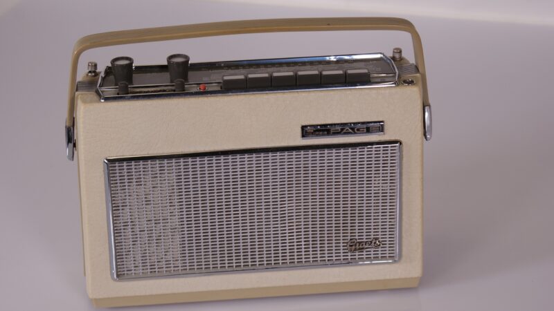 Graetz Super-Page draagbare transistor radio (UKW/MW/LW/KW, jaren ’60)