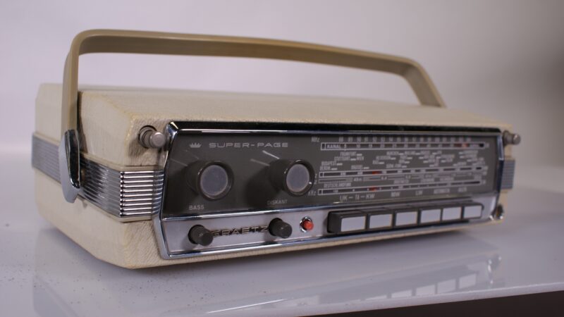 Graetz Super-Page draagbare transistor radio (UKW/MW/LW/KW, jaren ’60) - Afbeelding 4