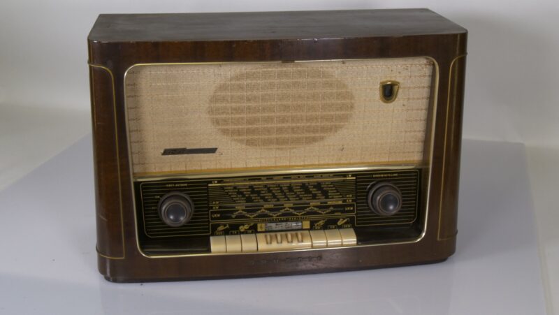 Grundig buizenradio Type 2070 – houten kast (jaren ’50)