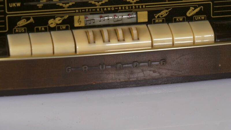 Grundig buizenradio Type 2070 – houten kast (jaren ’50) - Afbeelding 3