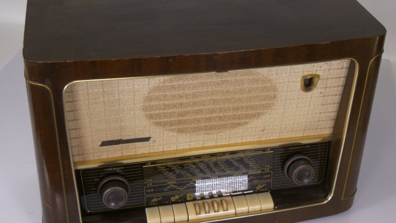 Grundig buizenradio Type 2070 – houten kast (jaren ’50) - Afbeelding 4
