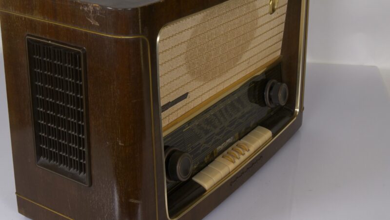 Grundig buizenradio Type 2070 – houten kast (jaren ’50) - Afbeelding 5