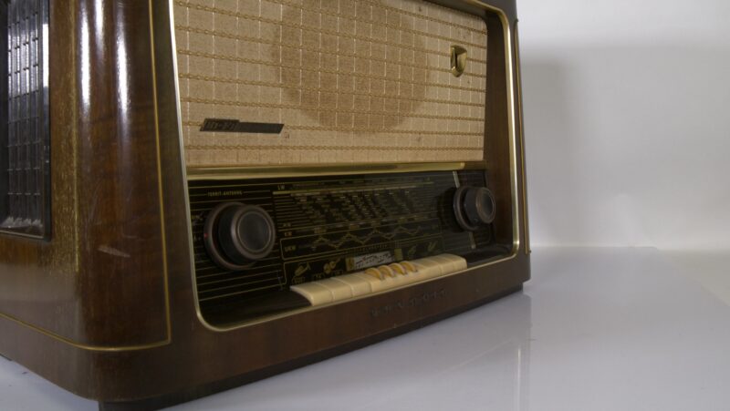 Grundig buizenradio Type 2070 – houten kast (jaren ’50) - Afbeelding 6