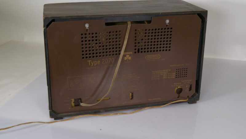 Grundig buizenradio Type 2070 – houten kast (jaren ’50) - Afbeelding 2