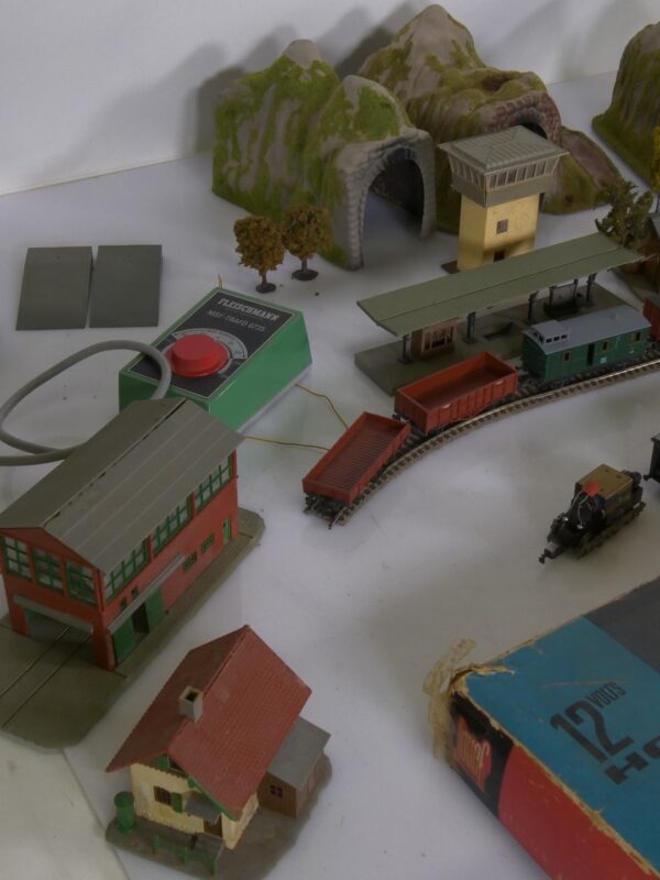 Jouef Electric Express HO Spoorbaan Set met Fleischmann Profi-Gleis en gebouwen (vintage modeltrein set)