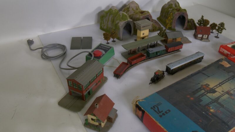 Jouef Electric Express HO Spoorbaan Set met Fleischmann Profi-Gleis en gebouwen (vintage modeltrein set)