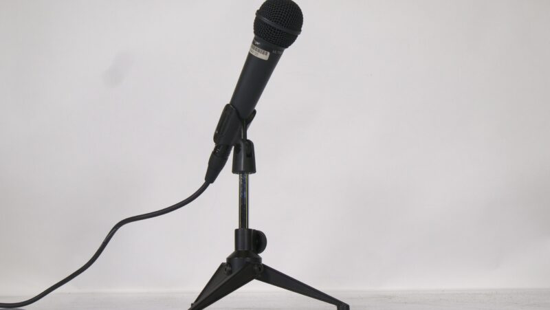 Behringer Dynamische Microfoon met Tafelstatief en Kabel