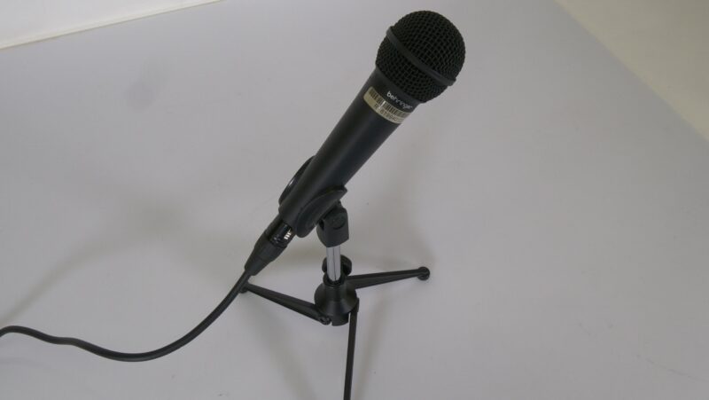 Behringer Dynamische Microfoon met Tafelstatief en Kabel - Afbeelding 2