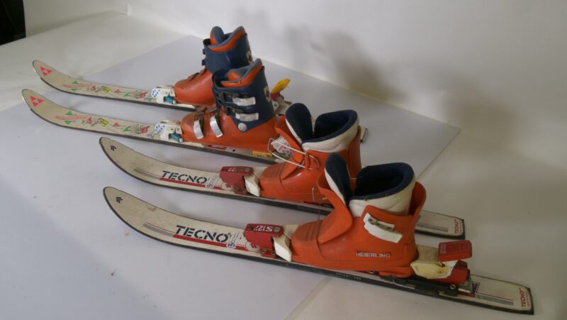 Vintage kinderski’s met skischoenen – Tecno & Heierling set (2 paar)