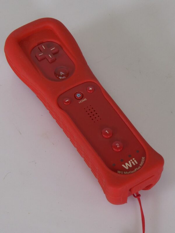 Nintendo Wii Remote Plus – Rood – Met Silicone Beschermhoes & Polsbandje