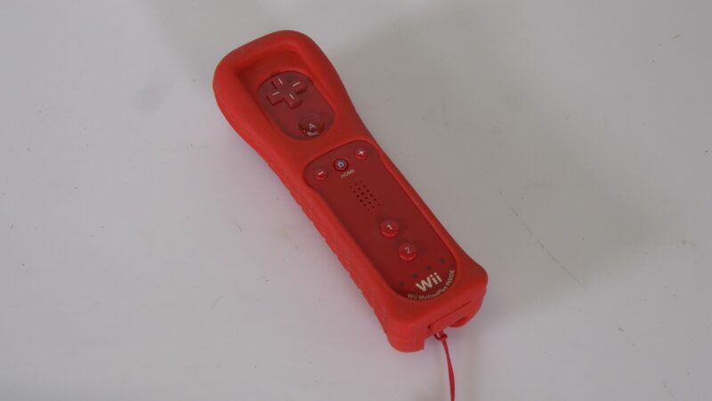 Nintendo Wii Remote Plus – Rood – Met Silicone Beschermhoes & Polsbandje