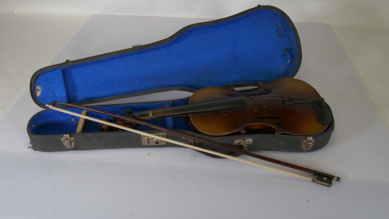 Antieke viool met strijkstok en koffer – Stradivarius model